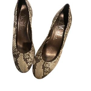 AGL/Antonio Giusti Leombruni Italian leather snakeskin print pump. Size 39.5